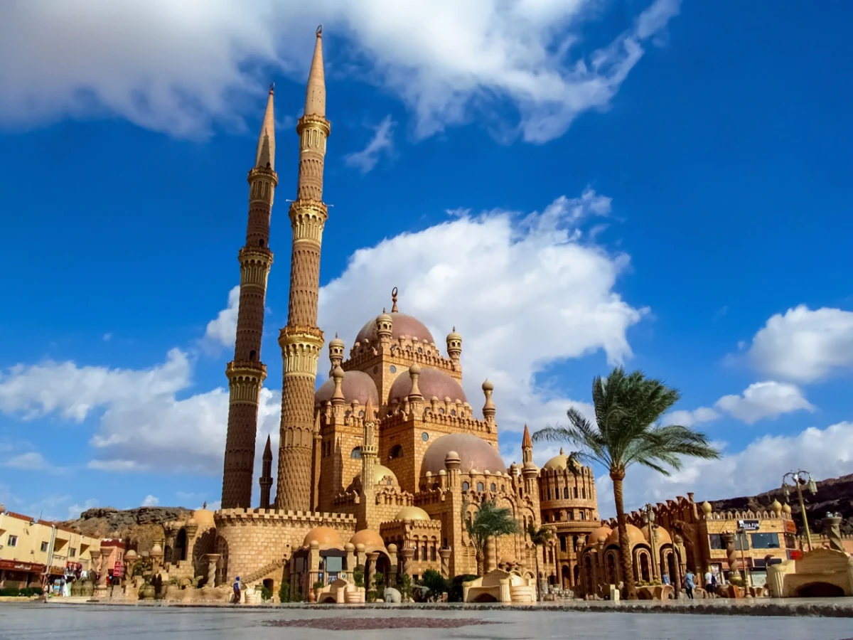 Sharm El Sheikh'te inanç ve sanatın buluştuğu El-Sahaba Camii'nin dış görünümü